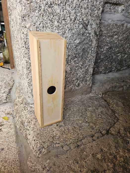 Caixa de madeira com porta deslizante. Ninho para pássaros