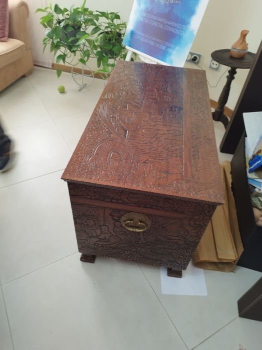 Arca em madeira trabalhada