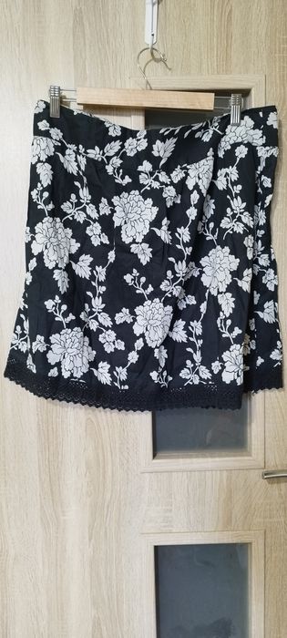 Spódnica w białe kwiaty