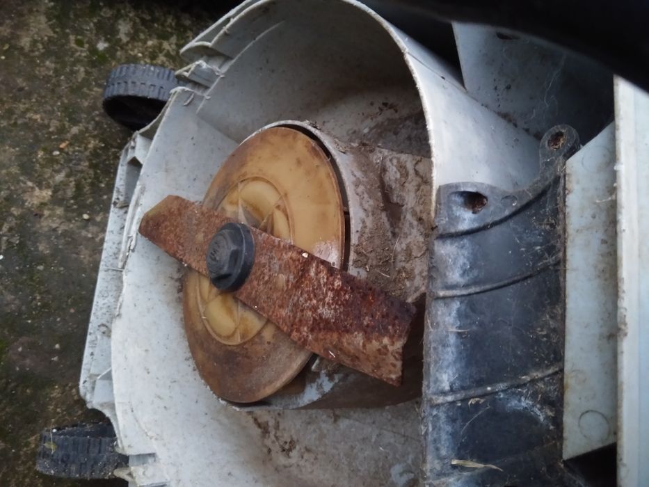 Corta relva para peças