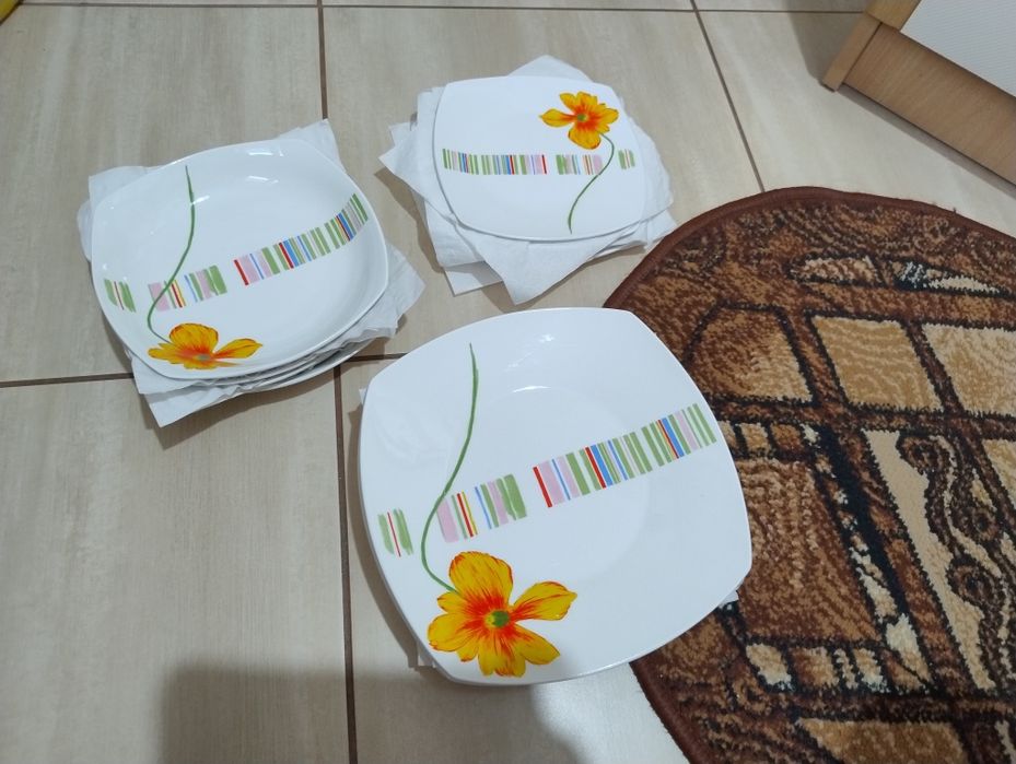 Zestaw obiadowy nowych talerzy