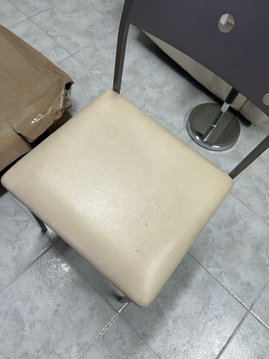 Mesa e 4 cadeiras de cozinha