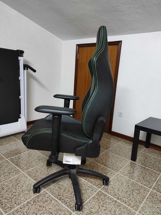 Cadeira de game preta com detalhes verdes