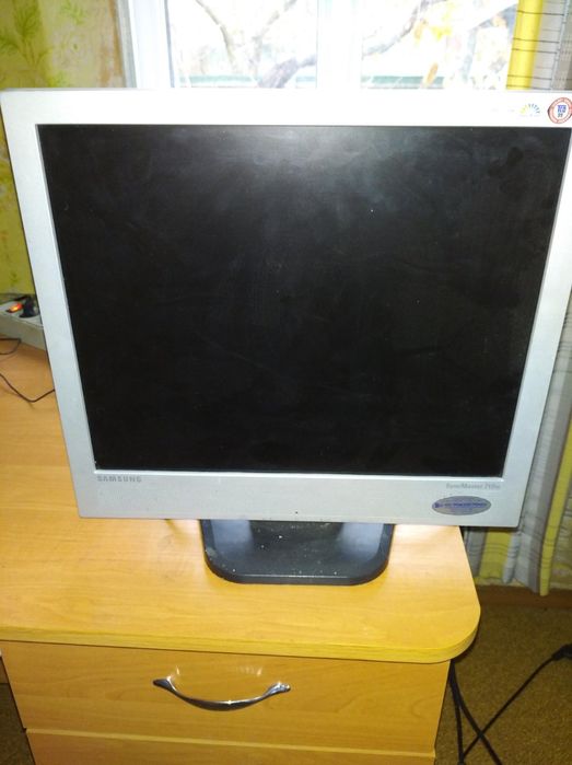 Монітор с динаміками діагональ  17