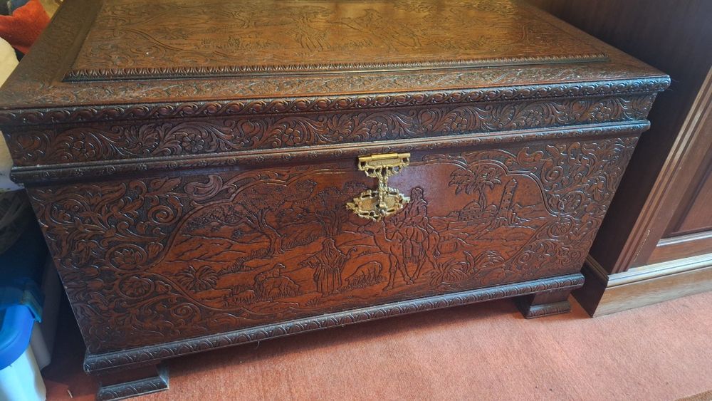 Arca de madeira com detalhes em relevo