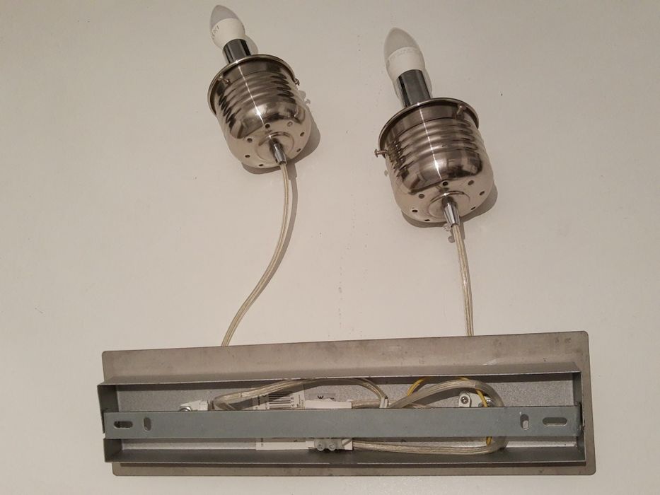 Lampa wisząca industrialna z regulacją długości.