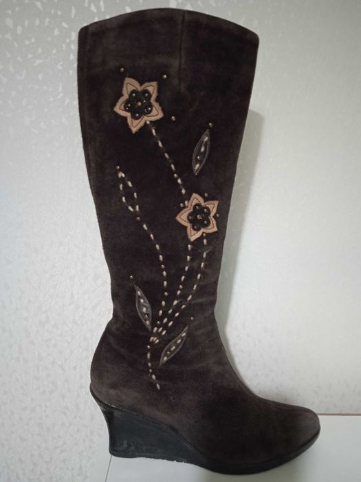 Чоботи жіночі виробництва CARNABY із коричневої замши, 39