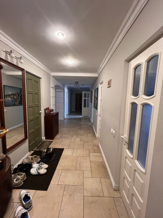 Укопмплектований будинок 260 кв.м з басейном