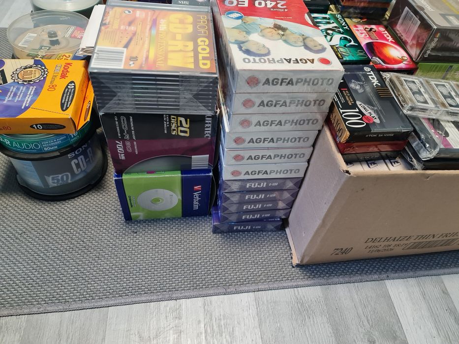 Nowe czyste płyty i kasety. Ogromne ilości vhs, dvd, cd, cc itp.