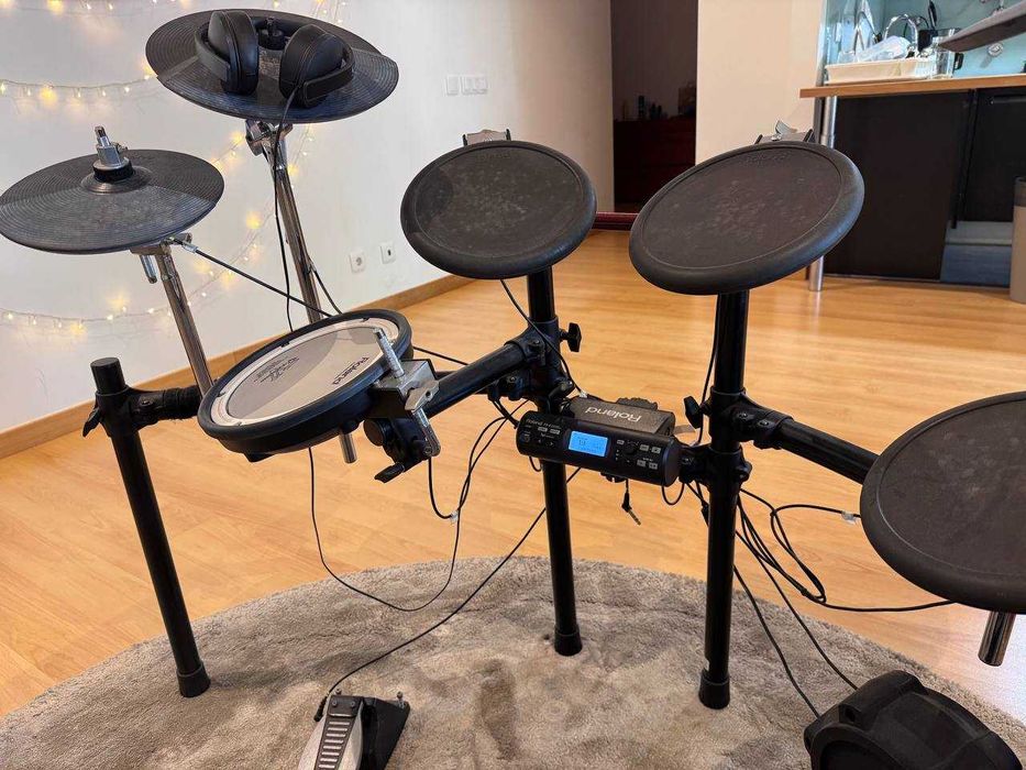 Bateria eletrônica Roland TD-4 com tapete, banco, auscultadores