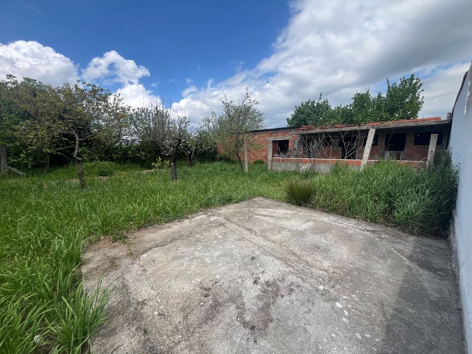 Arrenda-se Terreno em Chaves -Lameirão aproximadamente 300mt2