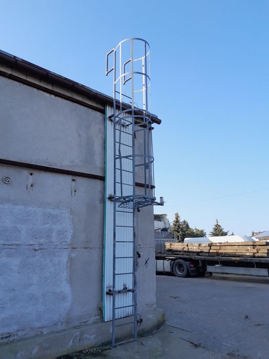 Drabina pionowa elewacyjna z koszem około 6,5m