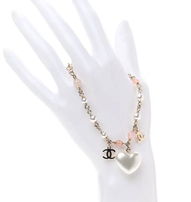 Літній браслет з перлинками та декором в золотому кольорі