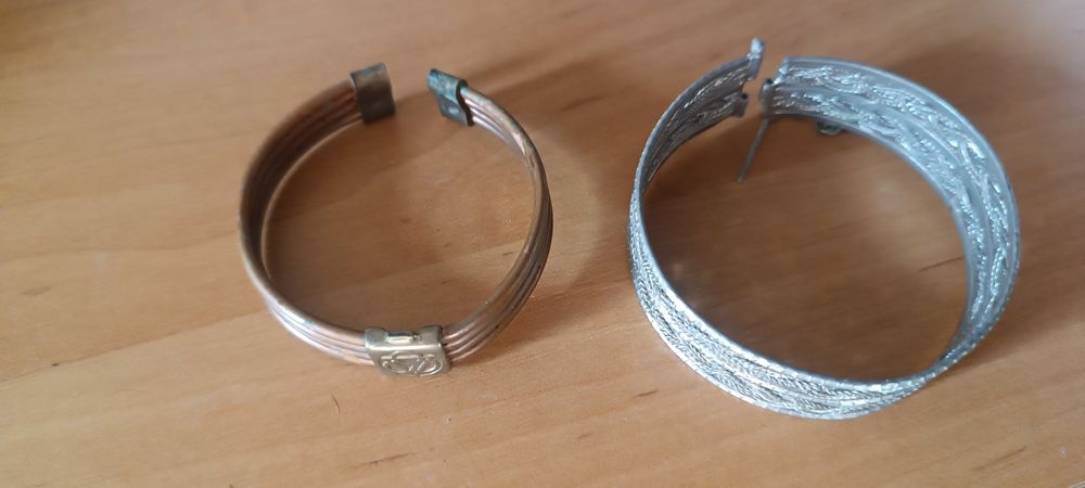 Два браслета стан на фото