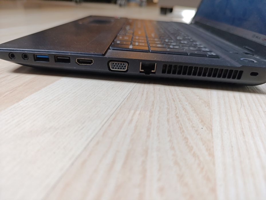 Laptop Toshiba 17 cali