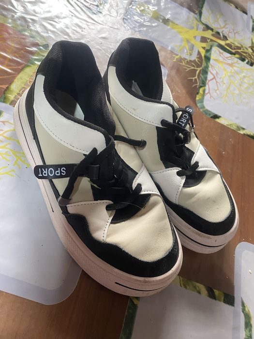 Продам кросівки підліткові