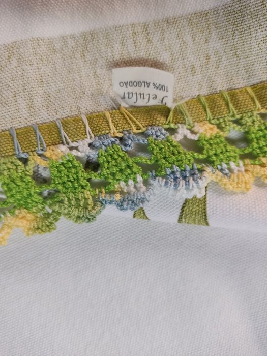 Toalha de mesa bordada á mão