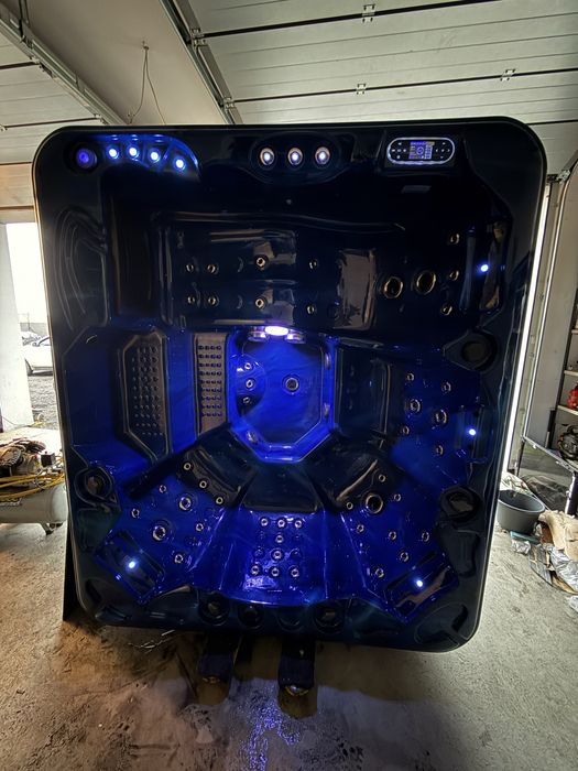 Jacuzzi nowe uszkodzone podczas transportu