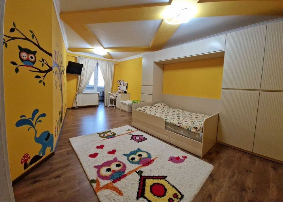 5-кімнатна квартира в самому центрі міста з дизайнерським ремонтом.