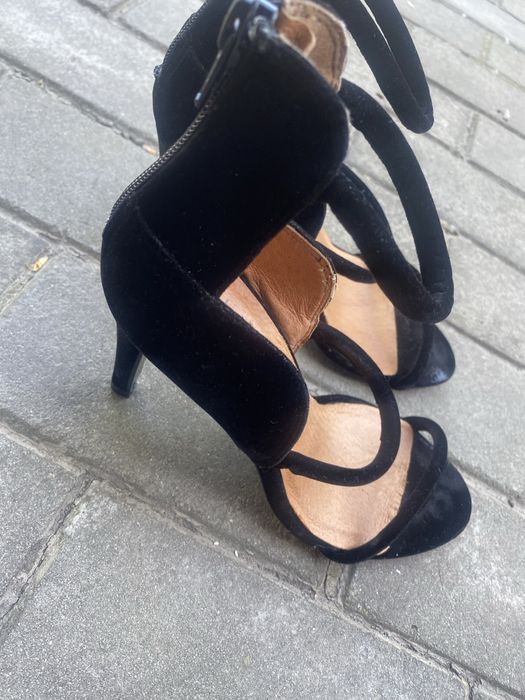 Туфлі (босоніжки)