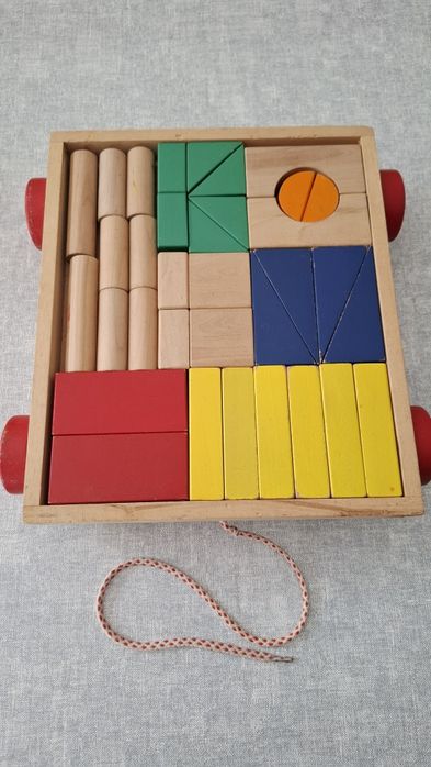 Carrinho com blocos madeira