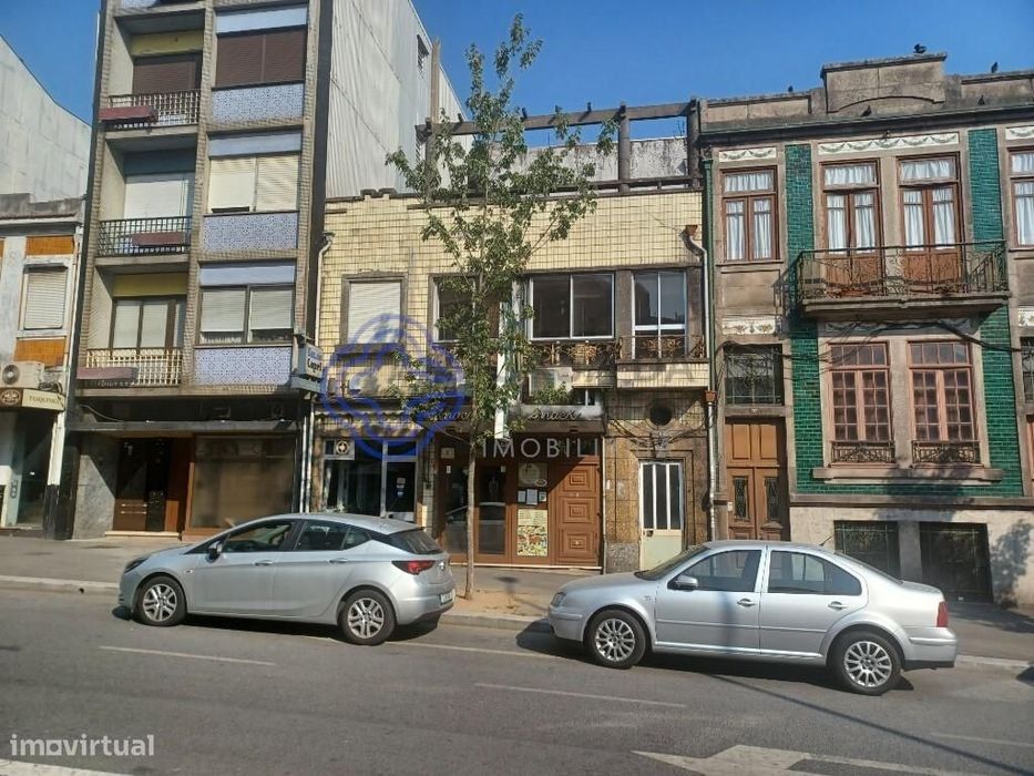 Prédio composto por dois comércios e um apartamento T4