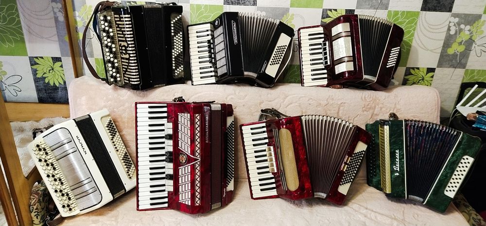 Повний 4/4 акордеон Royal Standard Montana 11+4.