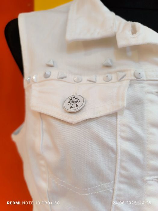Piękna biała jeansowa kamizelka bezrękawnik nity Bershka