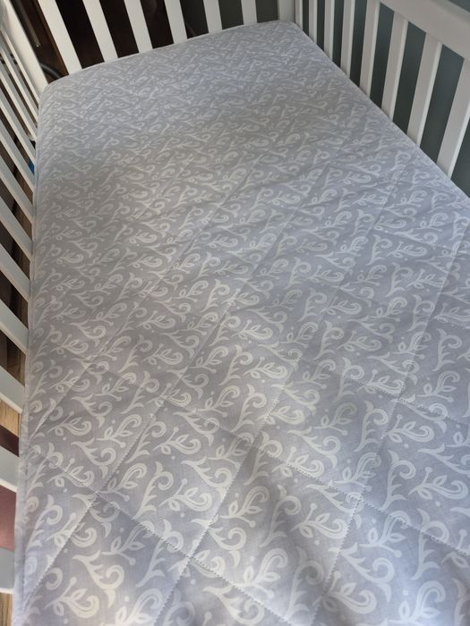 Łóżeczko dziecięce,materac , przewijak bardzo dobry stan