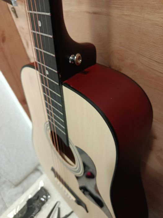 гитара акустическая бежевая три четверти