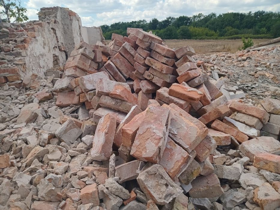 Продам б у кирпич.7 грн