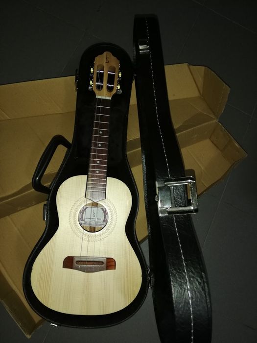 Cavaquinho brasileiro e estojo rigido de veludo