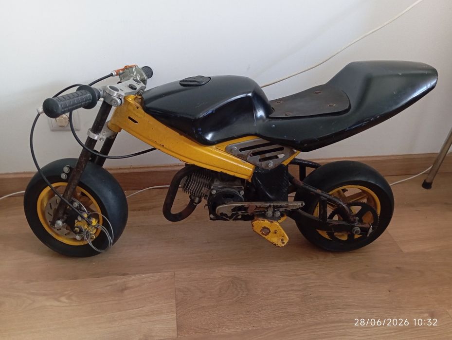 Mini moto usada e a precisar de manutenção.