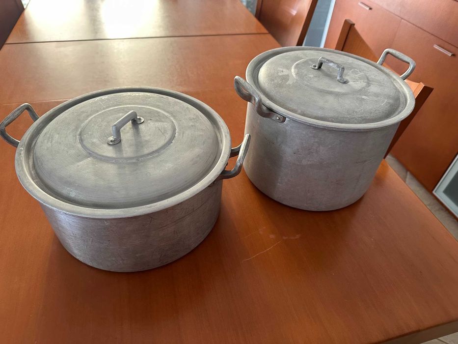 Tacho e panela de alumínio usados uma vez