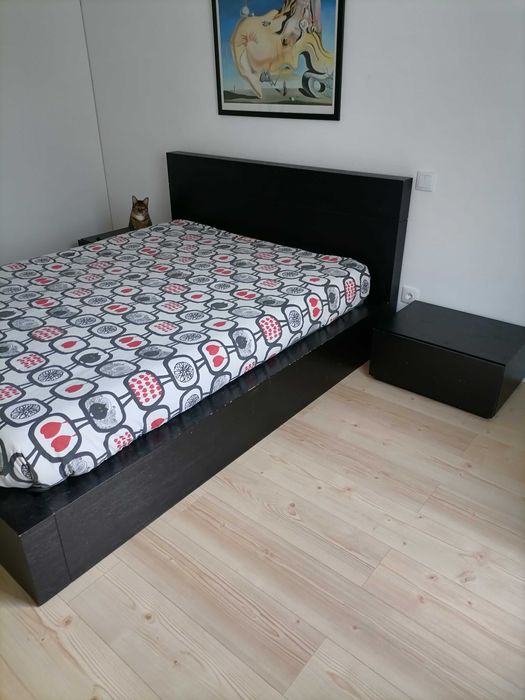 Cama de casal e 2 mesas de cabeceira madeira maciça