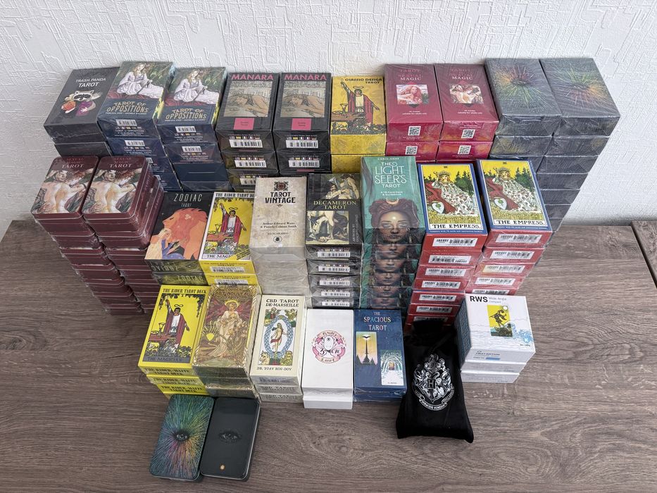 Акція! Розпродаж магазину! Карти Таро 12*7 см Tarot та залізна коробка