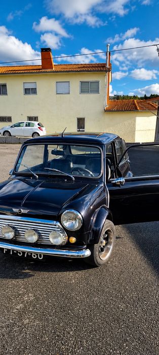 Carro clássico Mini 1000