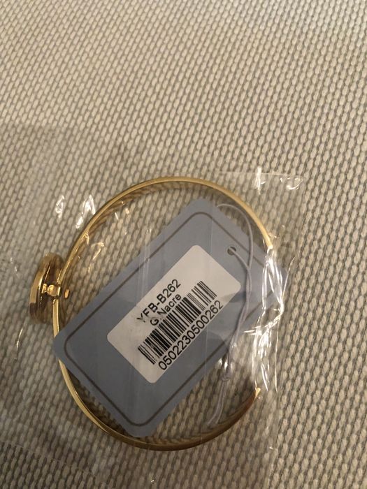 Pulseira em dourado com pedra branca