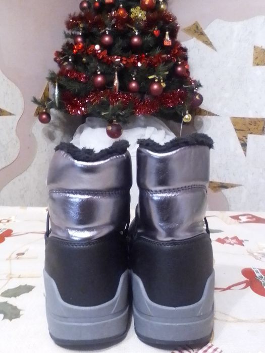 Дутики сріблясті, 39 розмір, нові, на овчині 25см  устілка