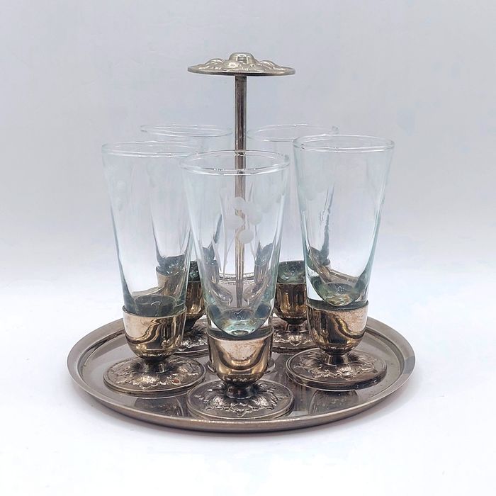 Komplet grawerowanych kieliszków na tacy