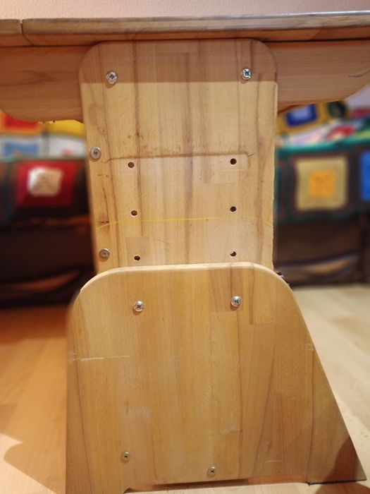 Парта з натурального дерева зі стільцем.