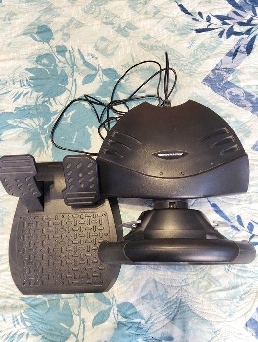 Volante e pedais Thrustmaster pouco usado