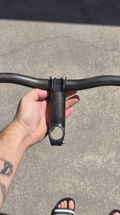 Avanço e guiador em carbono