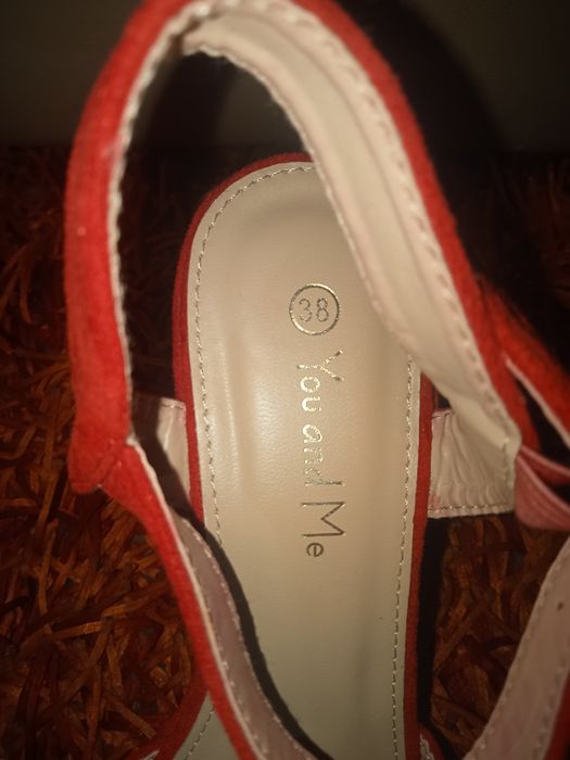 Sapatos vermelhos em bom estado.