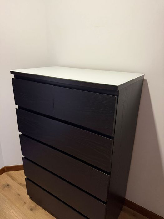 Vendo uma comoda preta do ikea + vidro