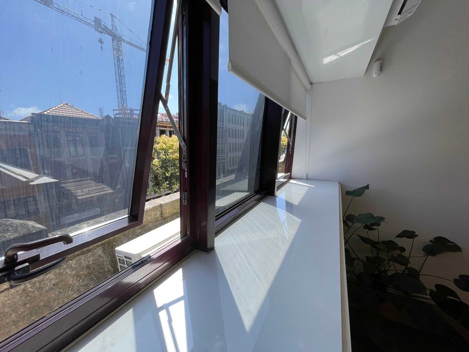 Secretária dedicada  em pequeno coworking no Centro do Porto (pr republica)