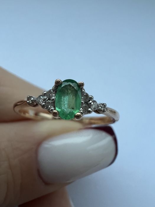 Золотое кольцо с бриллиантами и изумрудом р.17 красное золото 585 пр