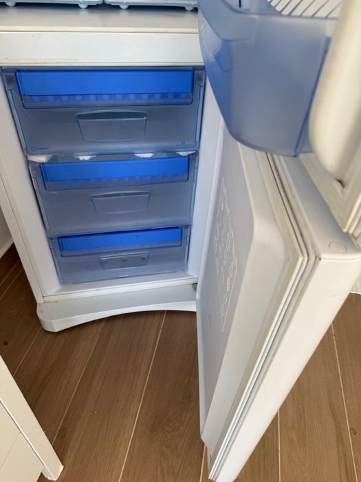 Frigorífico Combinado Indesit Branco.