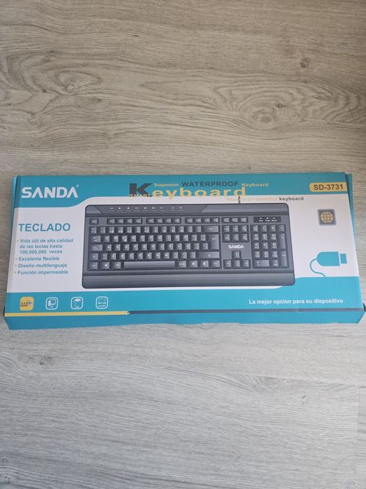 Teclado com cabo usado
