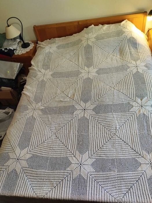 Colcha branca de crochet para cama de casal